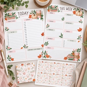 Puede incluir: Dos planificadores de papel con ilustraciones otoñales de libros, calabazas y tazas de café. Una hoja está etiquetada como Today con un horario y lista de tareas, la otra como This Week. Incluye dos hojas más pequeñas con patrones estacionales.