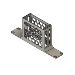 Puede incluir: Un soporte de almacenamiento gris, rectangular y de parte superior abierta, con un patrón de panal en los lados largos y ranuras verticales en los extremos cortos. La unidad incluye una base plana extendida con dos orificios de montaje.