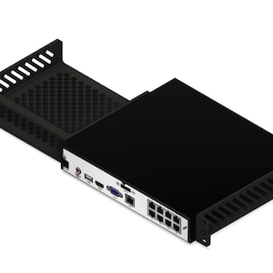 Puede incluir: Un dispositivo de red negro montado en un estante de rack de metal negro. El dispositivo cuenta con un panel frontal plateado con múltiples puertos, incluidos USB, HDMI, VGA y ocho puertos Ethernet, junto con ranuras de ventilación laterales.