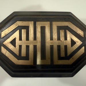 Scatola impilabile a due livelli in peltro e ottone, firmata Ngan Wing Hing, Hong Kong, stile Chinoiserie MCM.