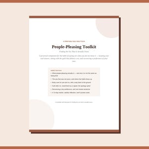 Op de afbeelding: Een wit printbaar zelfhulpdocument getiteld People-Pleasing Toolkit met de ondertitel Finding the Yes That Is Actually Yours. De pagina bevat een lijst met inhoud zoals lichaamsignalen, schuldgevoel na een nee en een tracker voor 14 dagen.