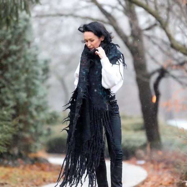 Foulard noir feutré femme - châle avec longs glands - écharpe d'hiver - art portable moderne pour femme cadeau Saint-Valentin pour elle