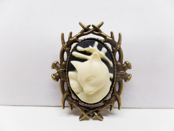 Gorgeous Cat Cameo Brooch Pin