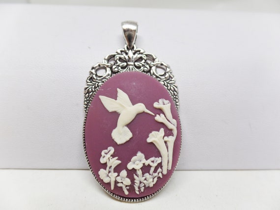 Gorgeous Light Purple Hummingbird Cameo Pendant
