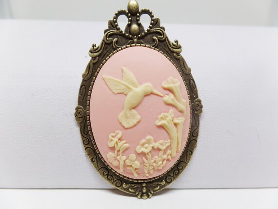 Gorgeous Pink Hummingbird Cameo Brooch Pin Pendant