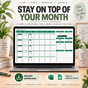 Op de afbeelding: Een laptopscherm met een digitale kalender voor augustus 2024 in een groen en wit kleurenschema. De interface bevat secties voor maandelijkse doelen, taken en voortgangsregistratie. De tekst op het scherm luidt: STAY ON TOP OF YOUR MONTH.