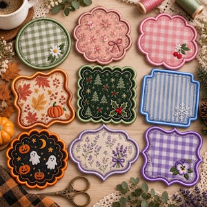 Puede incluir: Una colección de nueve posavasos de tela decorativos con motivos bordados que incluyen flores, calabazas, fantasmas, árboles de Navidad y copos de nieve. Cada posavasos presenta una forma, patrón y borde de color distintos sobre madera.