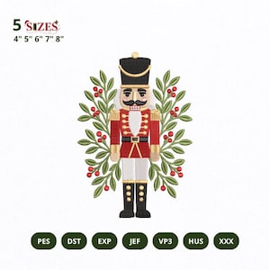 Puede incluir: Un diseño de bordado de un cascanueces con sombrero negro, chaqueta roja y botas negras, flanqueado por hojas de acebo verdes con bayas rojas. Texto 5 SIZES 4" 5" 6" 7" 8" y formatos PES, DST, EXP, JEF, VP3, HUS, XXX.