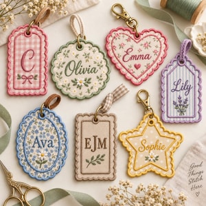 Puede incluir: Una colección de siete etiquetas de tela bordada para bolsos en varias formas, incluyendo rectángulos, círculos, corazones y estrellas. Cada etiqueta presenta patrones únicos como cuadros vichy, flores o rayas, y está personalizada con nombres.