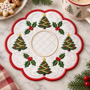 Puede incluir: Un posavasos redondo de tela blanca con un borde festoneado rojo, que presenta un patrón bordado de cuatro árboles de Navidad verdes con estrellas amarillas y adornos rojos, alternados con cuatro grupos de hojas de acebo verdes y bayas rojas.