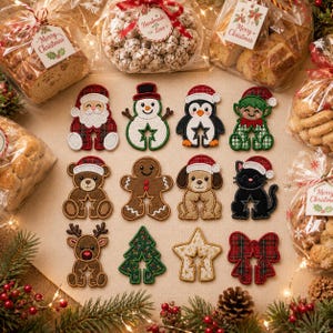 Puede incluir: Un conjunto de doce adornos navideños bordados que incluyen un Santa Claus, muñeco de nieve, pingüino, elfo, oso, hombre de jengibre, perro, gato, reno, árbol, estrella y un lazo, cada uno con un recorte en forma de estrella.