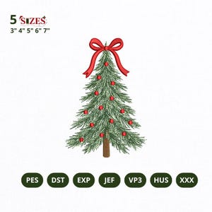 Pode incluir: Um design de bordado de uma árvore de Natal verde decorada com ornamentos vermelhos e um laço vermelho no topo. O texto 5 SIZES 3" 4" 5" 6" 7" aparece no canto superior esquerdo. Abaixo, os formatos: PES, DST, EXP, JEF, VP3, HUS, XXX.