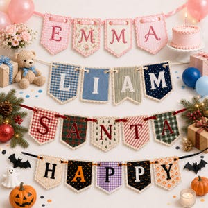 Op de afbeelding: Vier decoratieve stoffen vlaggenlijnen met de namen EMMA, LIAM, SANTA en HAPPY. Elke slinger bestaat uit individuele geschulpte vlaggetjes met geborduurde letters, patronen en kanten randen, die in een feestelijke opstelling zijn geplaatst.
