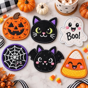 Puede incluir: Un conjunto de seis parches bordados de Halloween que incluyen una calabaza, un gato negro, un fantasma blanco con el texto Boo!, una telaraña, un murciélago negro y un caramelo de maíz, todos con detalles cosidos coloridos.