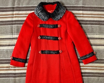 Abrigo de doble pecho rojo brillante Holly Gab de la década de 1960 con ribete y cuello de cordero persa gris, abrigo de invierno mod, estilo militar