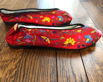 Zapatos bordados chinos de seda roja vintage de la década de 1930, zapatillas con suela de cuero con bordado floral, zapatos planos vintage chinos