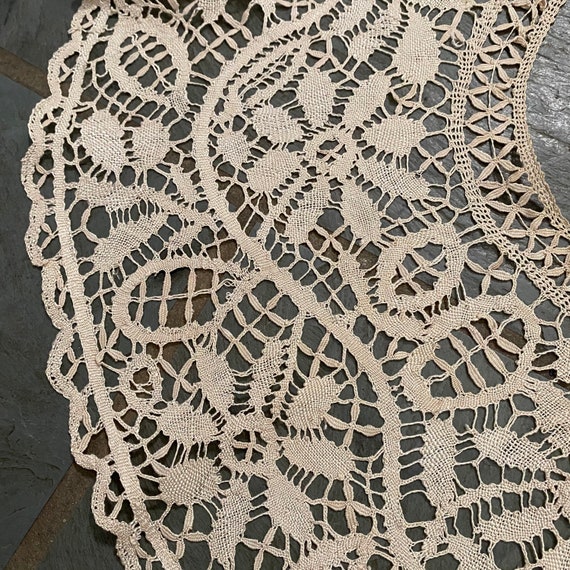 Antique ecru lace collar.  Floral & leaves motif … - image 9