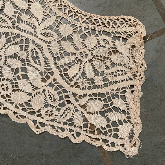 Antique ecru lace collar.  Floral & leaves motif … - image 3