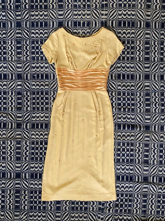 1960s pale goldenrod wiggle dress with satin sash - image 3