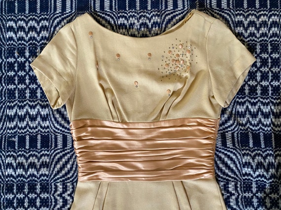 1960s pale goldenrod wiggle dress with satin sash - image 6