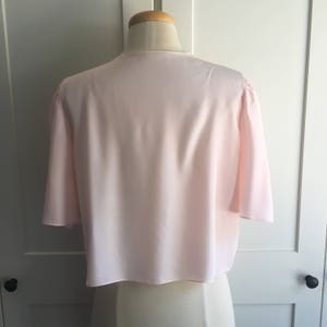 Chaqueta de cama rosa vintage de la década de 1960, gasa de encaje con ojales bordados y chaqueta rosa imagen 7