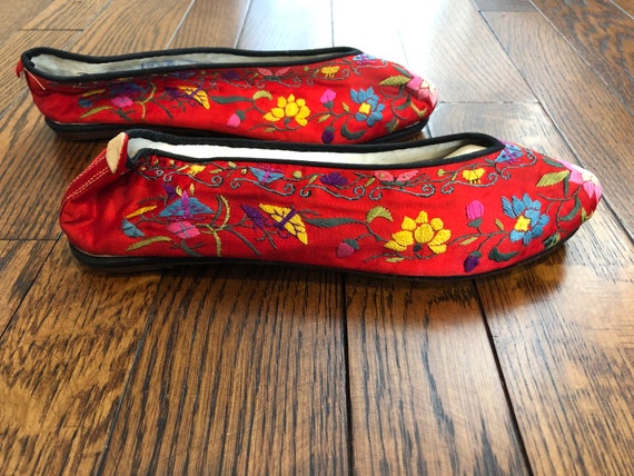 1930s Vintage Red Silk Chinese Embroidered Shoes,… - image 1