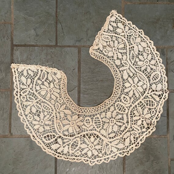 Antique ecru lace collar.  Floral & leaves motif … - image 2