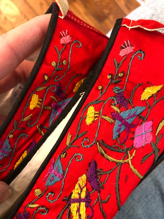 1930s Vintage Red Silk Chinese Embroidered Shoes,… - image 2