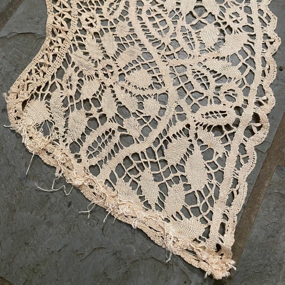 Antique ecru lace collar.  Floral & leaves motif … - image 4