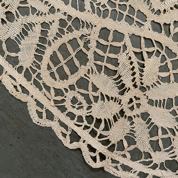 Antique ecru lace collar.  Floral & leaves motif … - image 5