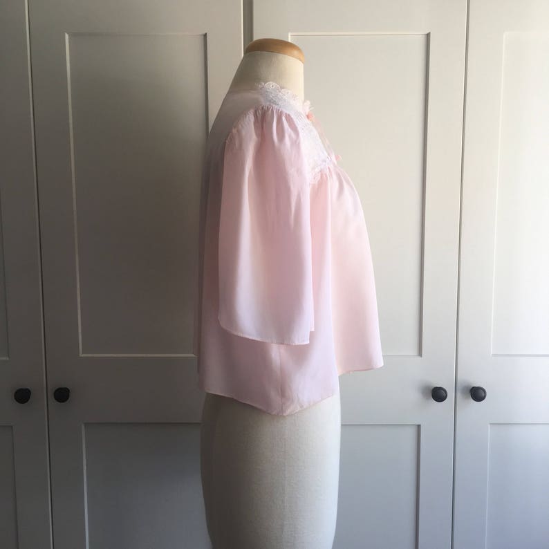 Chaqueta de cama rosa vintage de la década de 1960, gasa de encaje con ojales bordados y chaqueta rosa imagen 6