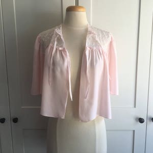 Chaqueta de cama rosa vintage de la década de 1960, gasa de encaje con ojales bordados y chaqueta rosa imagen 3