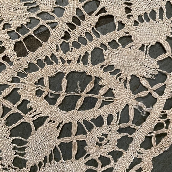 Antique ecru lace collar.  Floral & leaves motif … - image 6