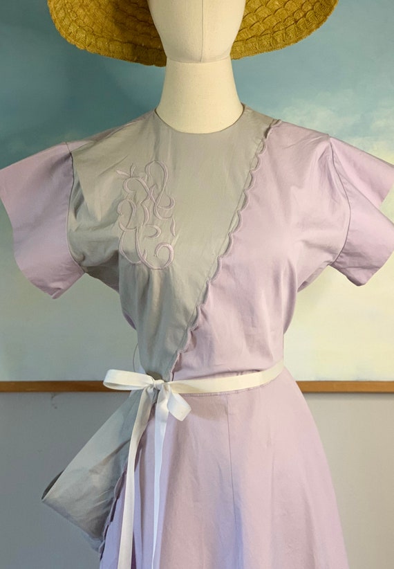 1940s/50s Lavender and Gray Cotton Day Dress, Hou… - image 3