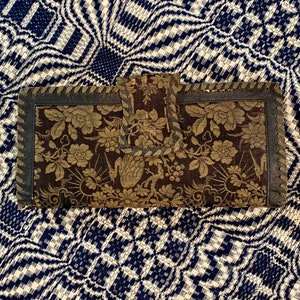 Broche de seda antiguo y cuero, estilo sobre, bolso de mano. Bolso estilo Arts and Crafts de finales del siglo XIX y principios del XX, con flores, pájaros y sol.