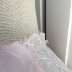 Chaqueta de cama rosa vintage de la década de 1960, gasa de encaje con ojales bordados y chaqueta rosa imagen 10