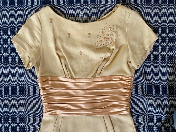 1960s pale goldenrod wiggle dress with satin sash - image 2