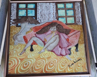 Pintura figurativa original de 16x16 pulgadas firmada por Fiona Kolmas – Arte mural ecléctico de mediados de siglo, retrato de sofá rojo retro