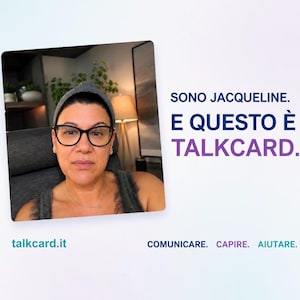 May include: A square photograph of a person wearing glasses and a grey headband, with the text SONO JACQUELINE. E QUESTO &Egrave; TALCARD. and the website talkcard.it, plus the words COMUNICARE. CAPIRE. AIUTARE. printed on a white background.