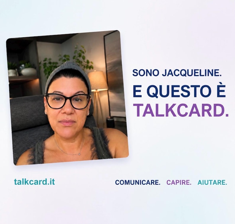 May include: A square photograph of a person wearing glasses and a grey headband, with the text SONO JACQUELINE. E QUESTO &Egrave; TALCARD. and the website talkcard.it, plus the words COMUNICARE. CAPIRE. AIUTARE. printed on a white background.