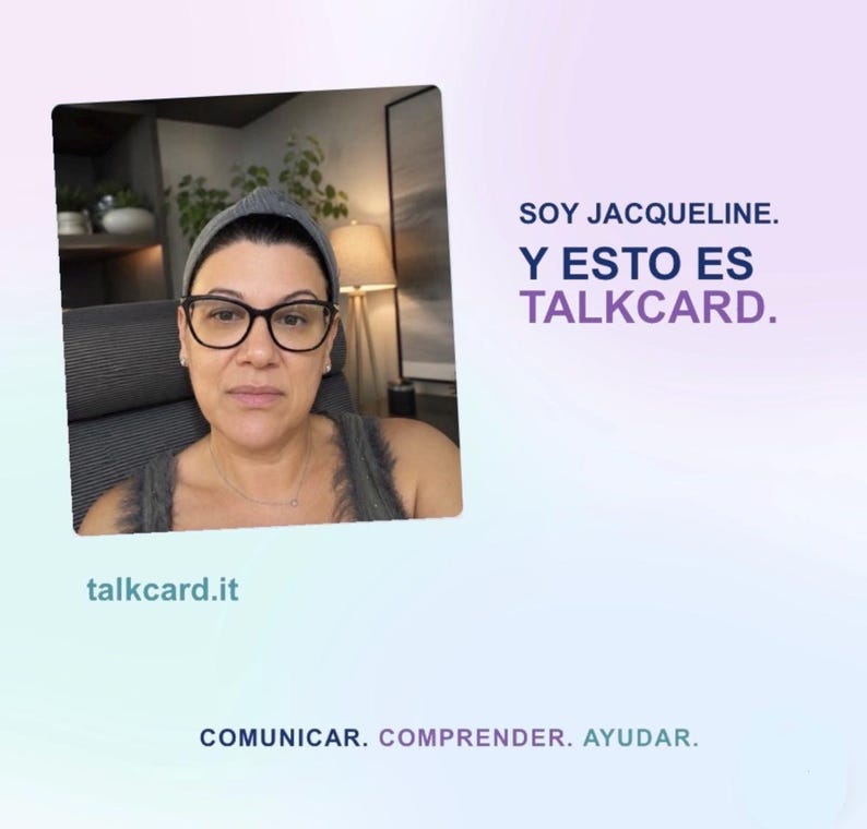 May include: A digital graphic featuring a photograph of a person wearing glasses and a grey head covering. The text reads: SOY JACQUELINE. Y ESTO ES TALKCARD. talkcard.it COMUNICAR. COMPRENDER. AYUDAR. The background is a soft gradient of light purple and blue.
