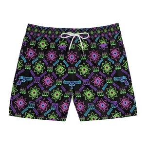 Può includere: Costume da bagno nero con un motivo neon ripetuto di fiori rosa e verdi, pistole blu e cartucce. Il pantaloncino presenta una vita elastica con una coulisse bianca e un bordo coordinato con lo stesso motivo sul bordo superiore.