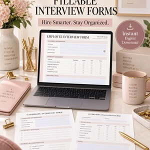 Pode incluir: Um portátil exibindo um formulário de entrevista de funcionário preenchível, acompanhado de formulários de entrevista e avaliação impressos. O conjunto inclui uma caneca com texto, um caderno, canetas douradas e clipes, com o texto "FILLABLE INTERVIEW FORMS".