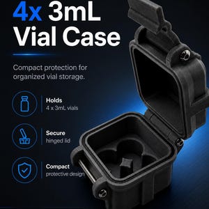 Peut inclure: Un étui à flacons noir, carré, imprimé en 3D avec un couvercle à charnière, conçu pour contenir 4 flacons de 3 ml. L'intérieur présente une base moulée avec quatre découpes circulaires. Le texte indique : 4x 3ml Vial Case, Compact protection for organized vial storage, Holds 4 x 3ml vials, Secure hinged lid, Compact protective design, Case only. Vials not included.