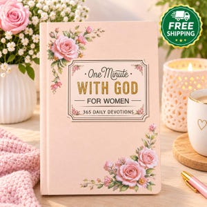 Peut inclure: Un livre à couverture rigide rose pâle intitulé One Minute WITH GOD FOR WOMEN 365 DAILY DEVOTIONS. La couverture présente une bordure décorative et des illustrations de roses roses avec des feuilles vertes dans les coins.