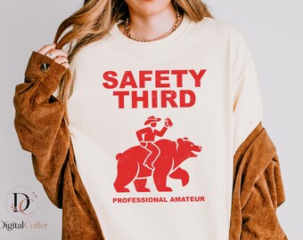 Safety Third PNG, illustration humoristique d'un ours à cheval, design vintage et vieilli, téléchargement instantané