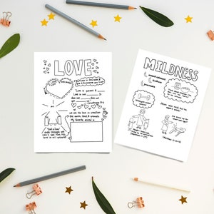 Op de afbeelding: Twee zwart-witte printbare kleurplaten met illustraties en tekst. De eerste pagina bevat het woord "LOVE" in grote letters en bevat een hart met het woord "BELIEF" erin. De tweede pagina bevat het woord "MILDNESS" in grote letters en bevat illustraties van een persoon met een kroon en een persoon met een hamer.
