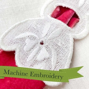 1912 Dainty Collar Bow - RR135 - Historical Machine Embroidery Design