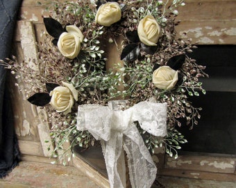 Couronne de feuilles de luna avec roses de chapellerie allemandes antiques blanc cassé et ruban de dentelle brodé, petites feuilles brunes et vertes design anita spero