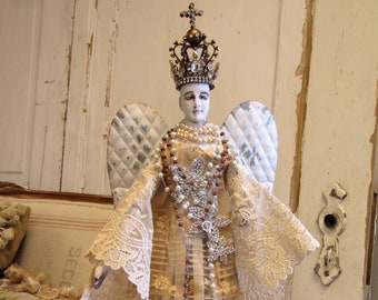 Poupée cage Saints Saints français avec ailes, vêtement en dentelle antique et couronne, pièce religieuse pour la maison, autel ou collection design anita spero